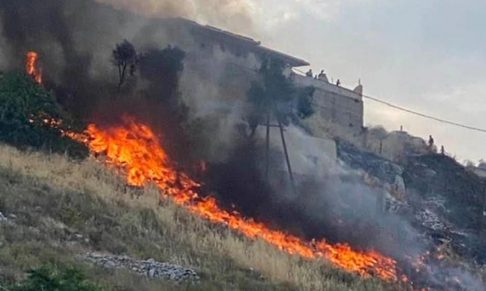 Φωτιά τώρα στο Σχιστό κοντά σε σπίτια – Συναγερμός στην πυροσβεστική (upd)